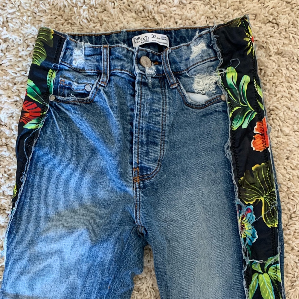 RARE Zara distressed skinny jean with detailing